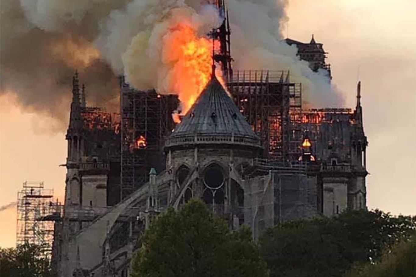 Tarihi Notre Dame Katedrali'nde yangın